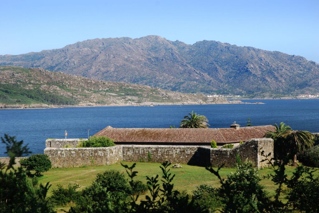 Camiño do Litoral por Corcubión co Monte Pindo ao fondo