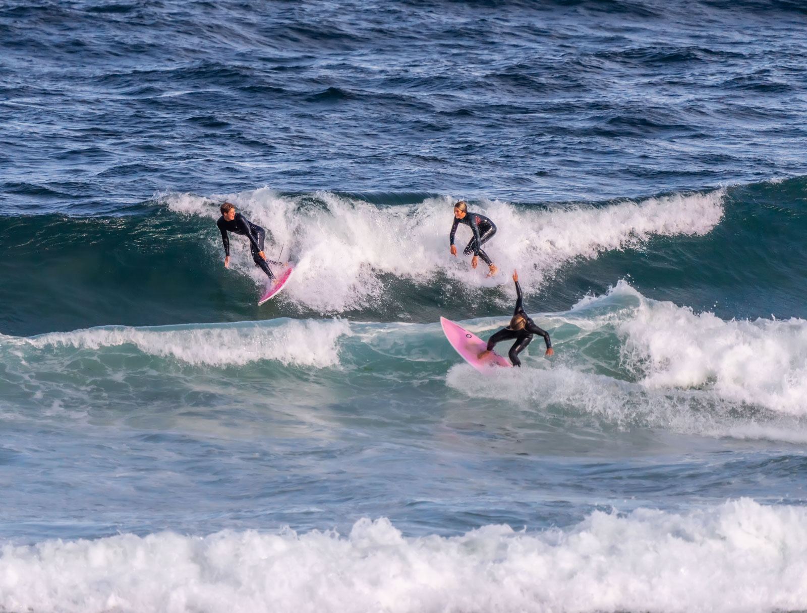 Surfistas en la playa de Razo, Carballo