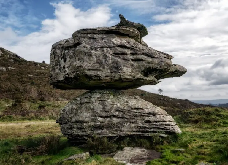 165bis. A Pedra do Brazal manten o equilibrio sobre unha superficie de reducidas dimensions 1.jpg