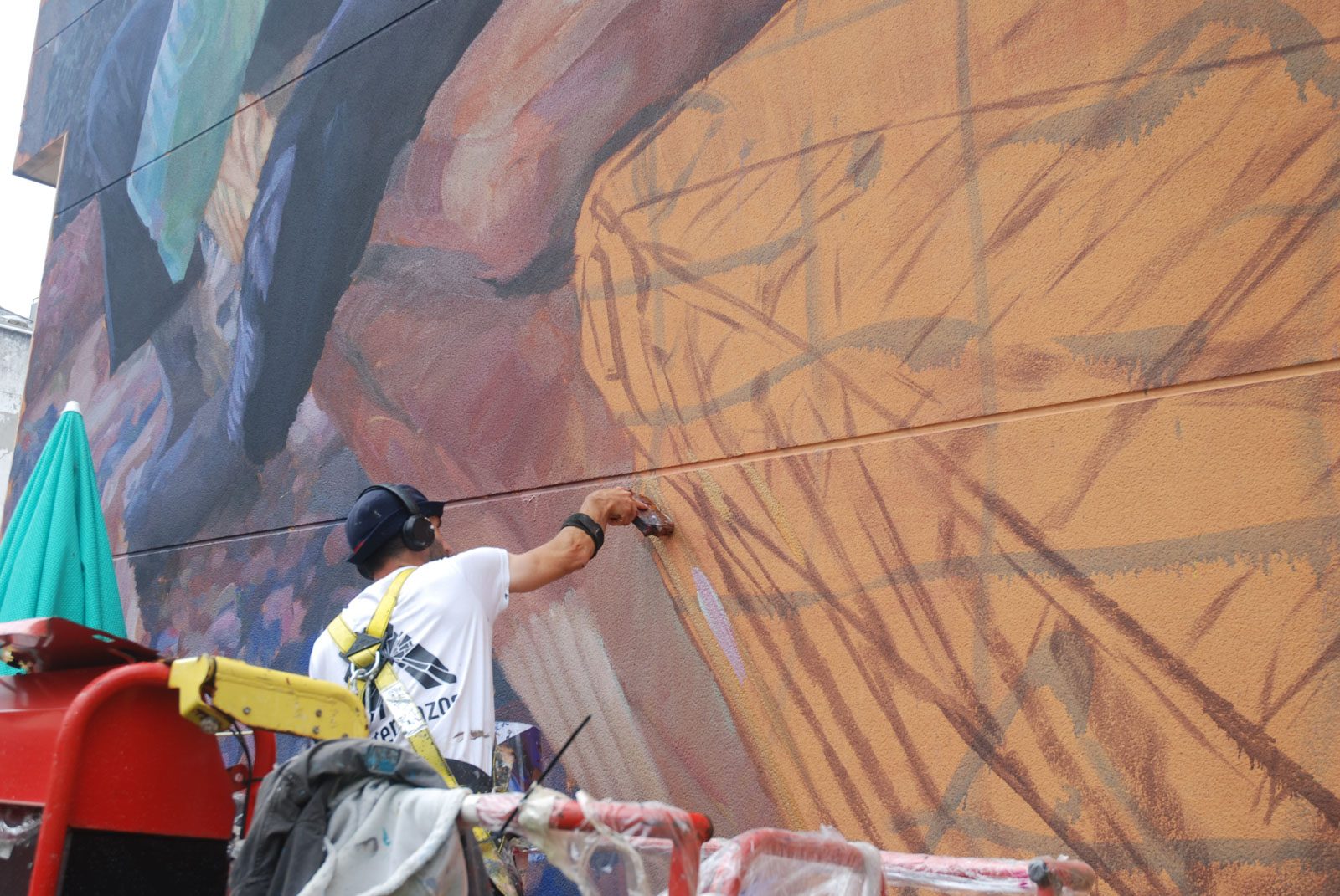 19. Un dos participantes no Rexenera Fest elaborando un mural