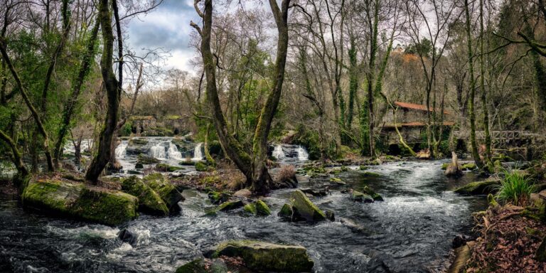 28. Canles, fervenzas e illotes, formadas polo Anllóns en Verdes