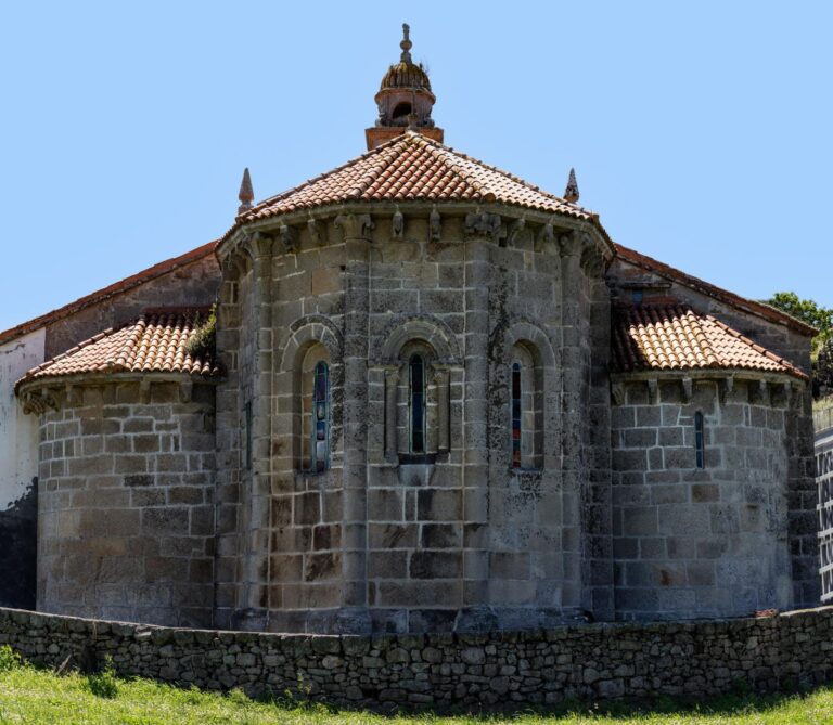 47. Absida da igrexa de Santiago de Mens