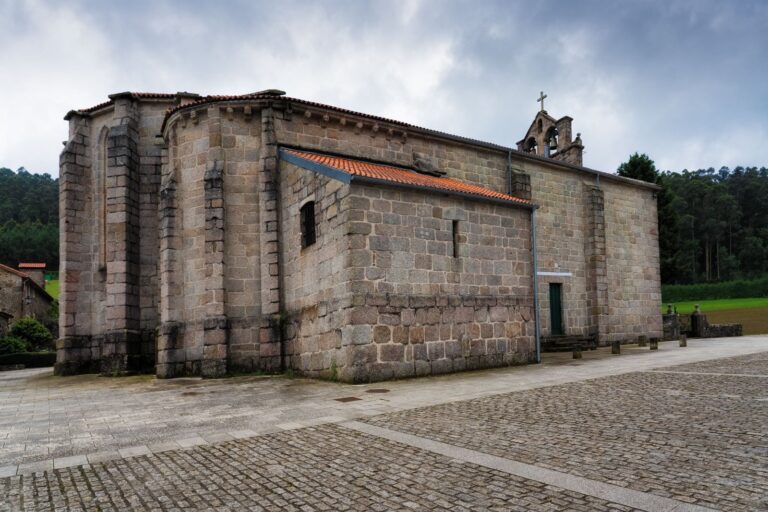 6. Igrexa de San Pedro de Soandres coas súas ábsidas góticas