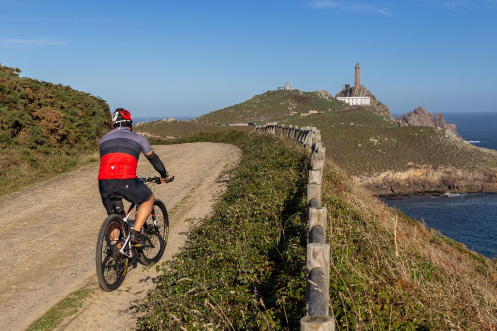 Sendeirismo no Camiño do Litoral preto do faro de Cabo Vilán, Camariñas