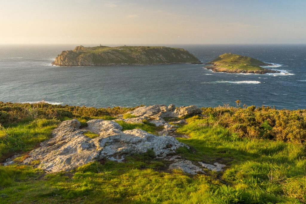 Vistas ás Illas Sisargas desde o Camiño do Litoral en Malpica