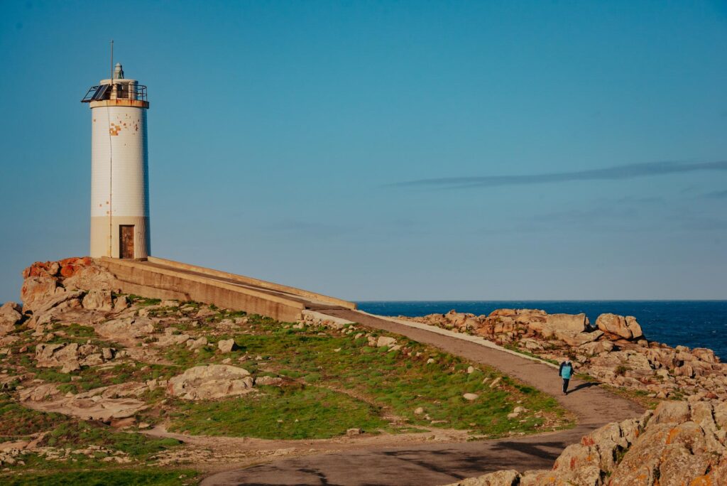 Camiño do Litoral xunto ao faro do Roncudo en Corme, Ponteceso