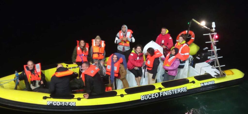 Tripulación buceo finisterre para avistar ballenas en la costa da morte