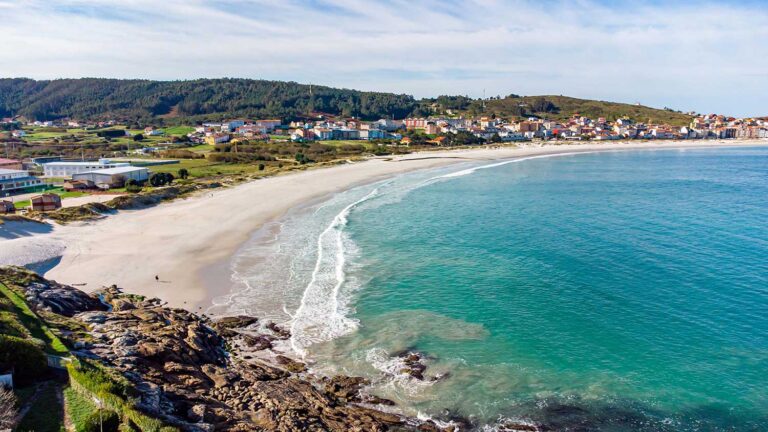 Vista aérea da praia de laxe