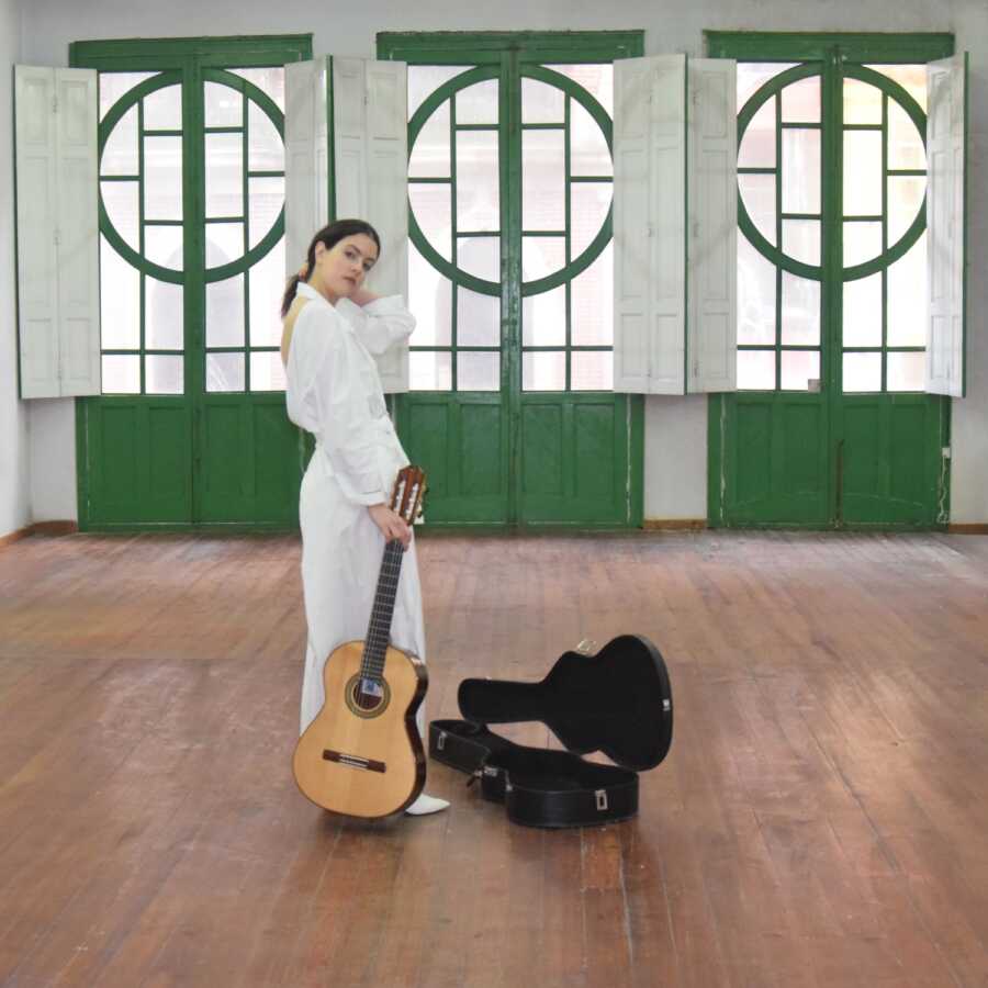 Antía Muíño cunha guitarra no interior do Pazo da Cultura de Carballo