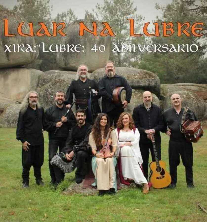Cartel de Luar na Lubre para la gira «Lubre: 40 aniversario», con una fotografía del grupo