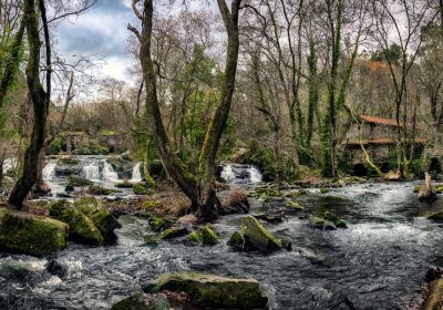28. Canles, fervenzas e illotes, formadas polo Anllóns en Verdes