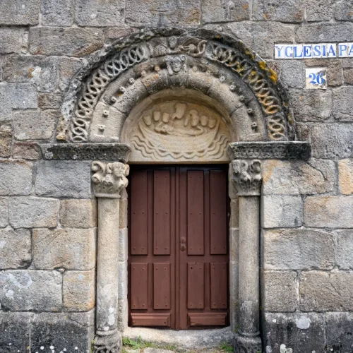 97.-Porta-sur-da-igrexa-de-Cereixo-1.jpg