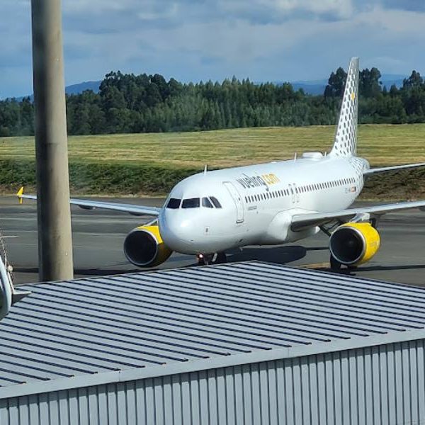 Avion Preparando Su Despegue En El Aeropuerto De Santiago De Compostela