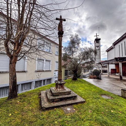 Cruceiro no atrio da igrexa de San Xoán Bautista en Carballo