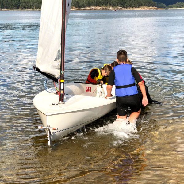 Niños En Barco De Vela