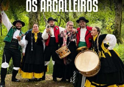 Cartel de la actuación de la Charanga Os Argalleiros en la Foliada de la Carballeira de Zas