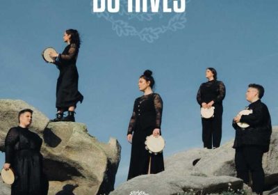 Cartel de la actuación de Do Rivés en la Foliada de la Carballeira de Zas