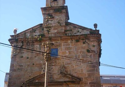 Fachada da capela do Bo Suceso na praza de Ara Solis, Fisterra