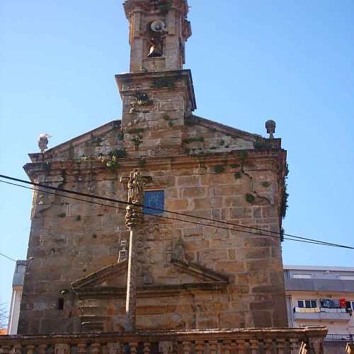 Fachada da capela do Bo Suceso na praza de Ara Solis, Fisterra