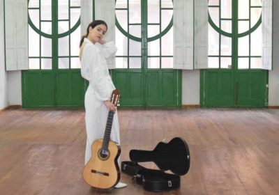Antía Muíño cunha guitarra no interior do Pazo da Cultura de Carballo