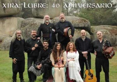 Cartel de Luar na Lubre para la gira «Lubre: 40 aniversario», con una fotografía del grupo
