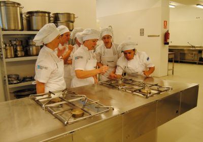 el-ayuntamiento-de-carballo-invertira-casi-100000-euros-al-ano-para-formar-a-15-profesionales-de-la-cocina-1533193332