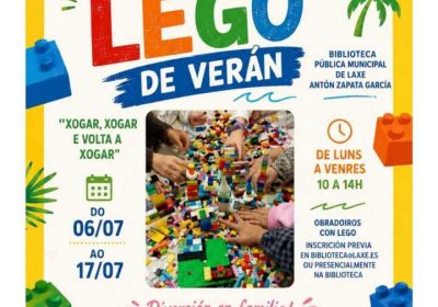 Cartel de la Expo LEGO de verano en la Biblioteca Pública Municipal de Laxe Antón Zapata García, ampliada hasta el 28 de julio de 2026.