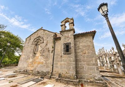 Iglesia románica de Santa María de Xaviña en Camariñas, junto a su cementerio