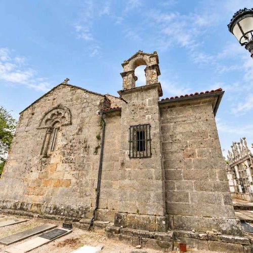 Iglesia románica de Santa María de Xaviña en Camariñas, junto a su cementerio