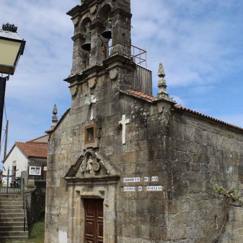 Vista oblicua da fachada principal e campanario da igrexa de Santo Estevo de Cesullas