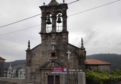 Fachada principal e espadana da igrexa de Santo Estevo de Cesullas, en Cabana de Bergantiños