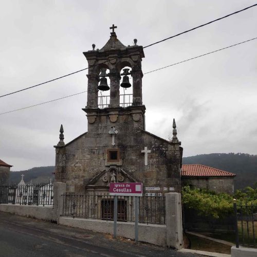 Fachada principal e espadana da igrexa de Santo Estevo de Cesullas, en Cabana de Bergantiños