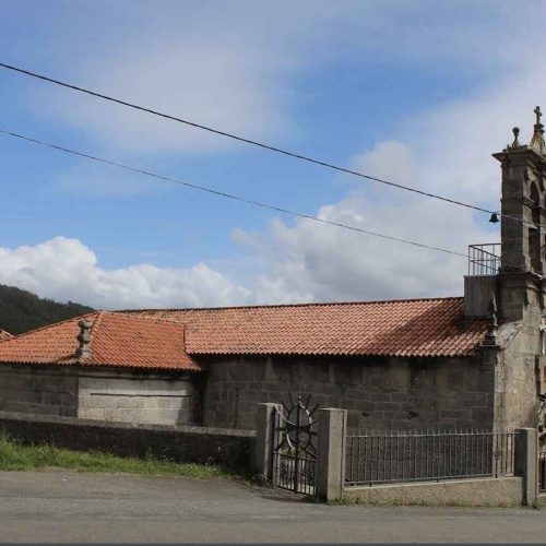 Vista lateral da igrexa de Santo Estevo de Cesullas e a súa cuberta de tella
