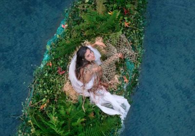 Sofía Espiñeira en una embarcación vegetal, imagen del concierto Ondas Culturais | Son de aquí en Sísamo