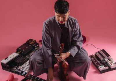 Manu Sija con violín e pedais de efectos para o concerto Ondas Culturais en Sofán