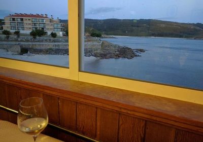 Vistas al mar y al puerto de Corme desde el restaurante Miramar de Corme