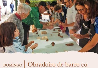 Cartel del obradoiro de barro con Obradoiro Gorín en las Torres do Allo, Zas, el 30 de agosto de 2026