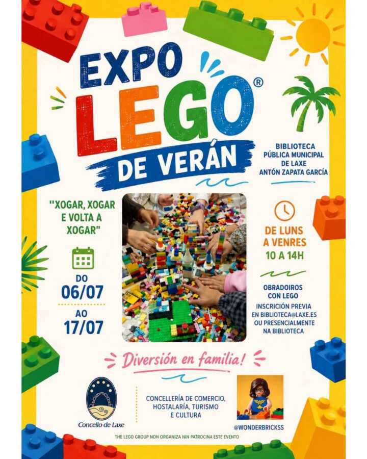 Cartel de la Expo LEGO de verano en la Biblioteca Pública Municipal de Laxe Antón Zapata García, ampliada hasta el 28 de julio de 2026.