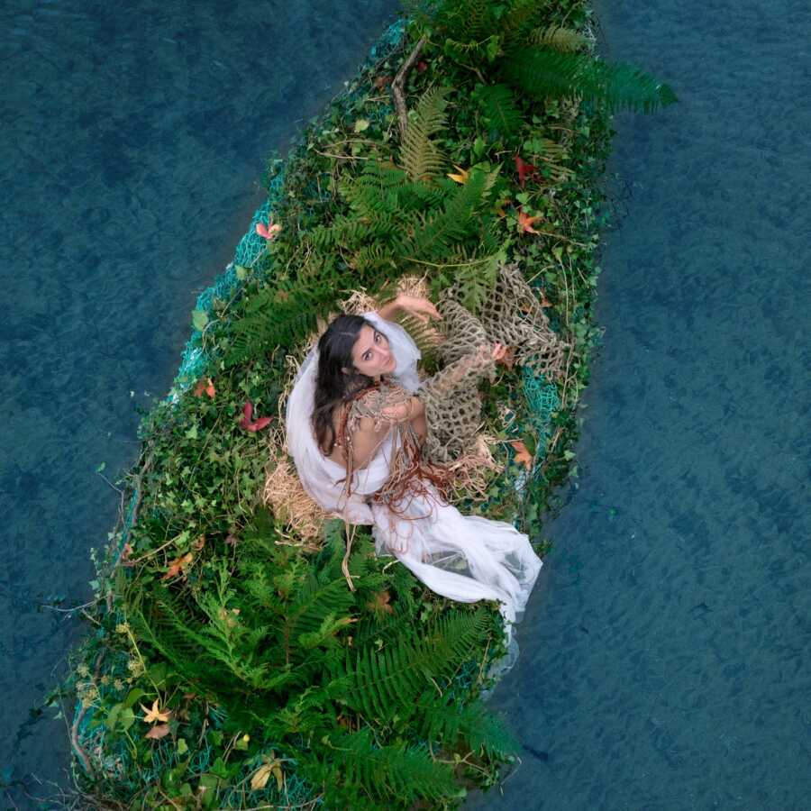 Sofía Espiñeira en una embarcación vegetal, imagen del concierto Ondas Culturais | Son de aquí en Sísamo
