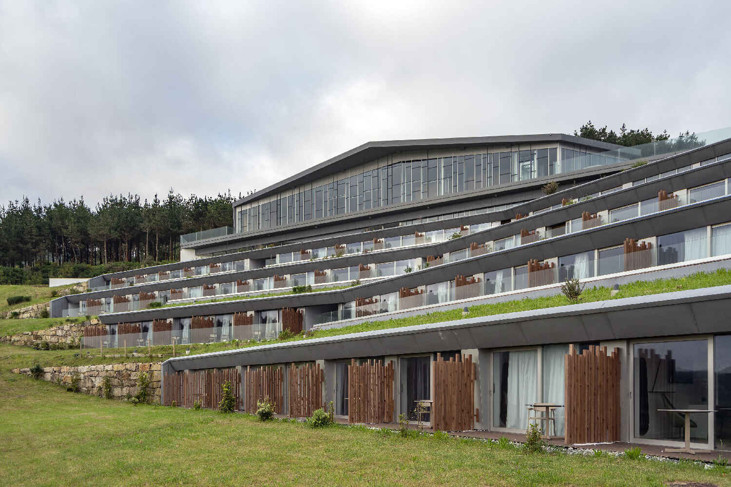 Vista exterior de las terrazas y la fachada del Parador Costa da Morte en Muxía
