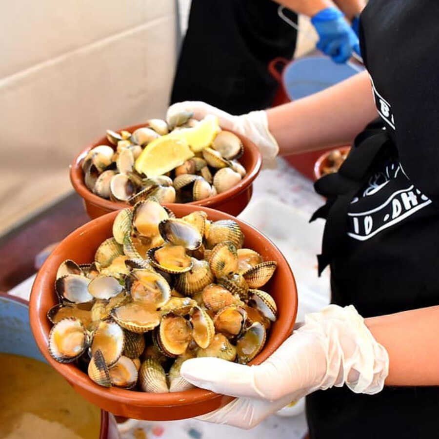 Racións de berberechos servidas na Festa do Berberecho de A Imende, Noicela, Carballo